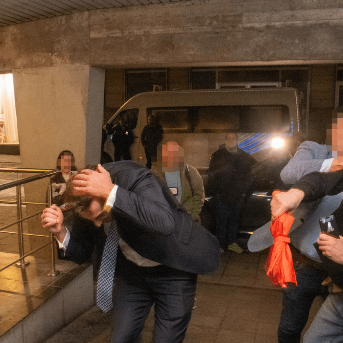 Antifascisme parapluie : Un fasciste accueilli à coups de parapluie à Gand, lors d&rsquo;une&nbsp;conférence