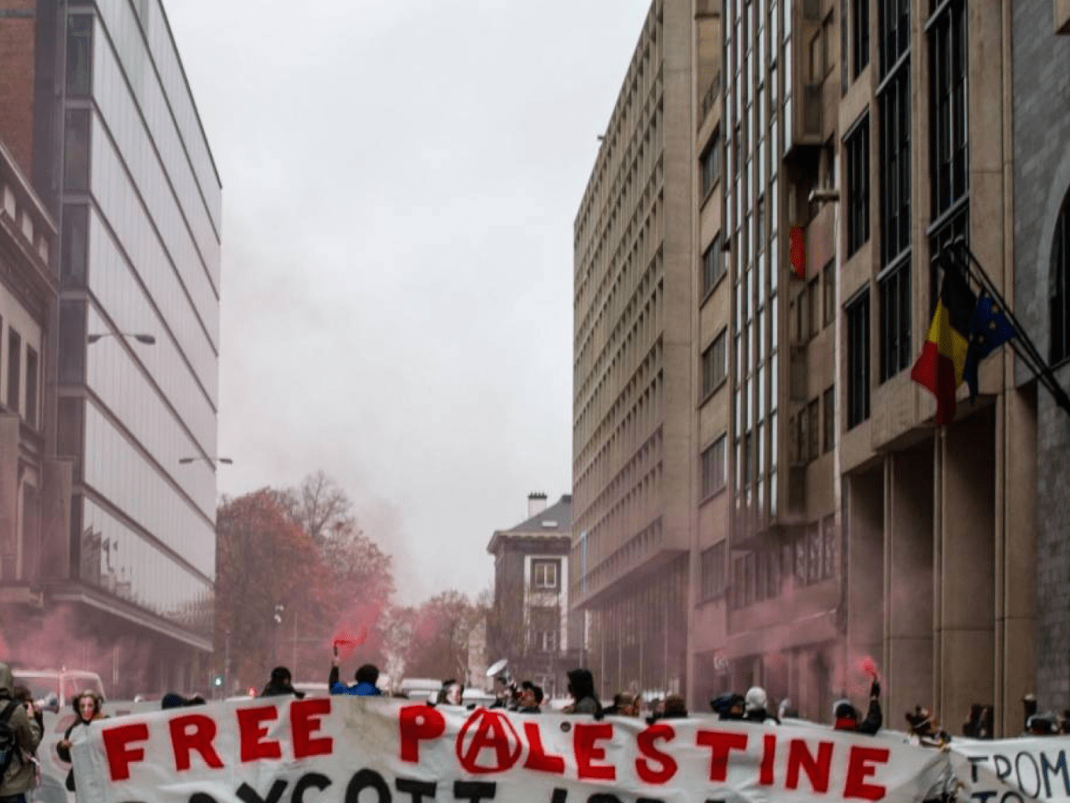 PALESTINE. Une centaine de/des militant·es bloquent la rue Belliard pour dénoncer l&rsquo;inaction de&nbsp;l&rsquo;UE
