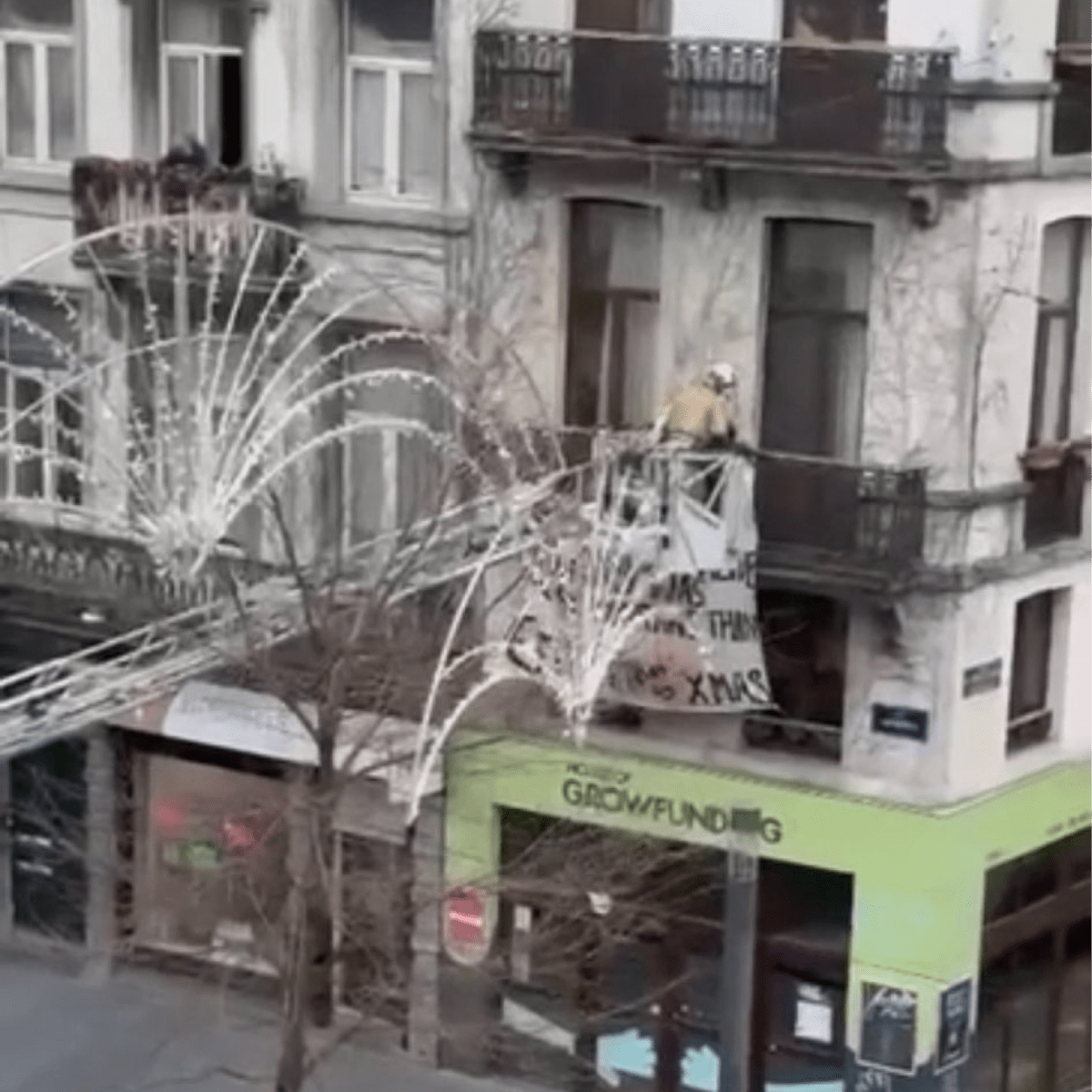 Retrait d&rsquo;une banderole en soutien à la Palestine : retour sur une stratégie policière et&nbsp;politique