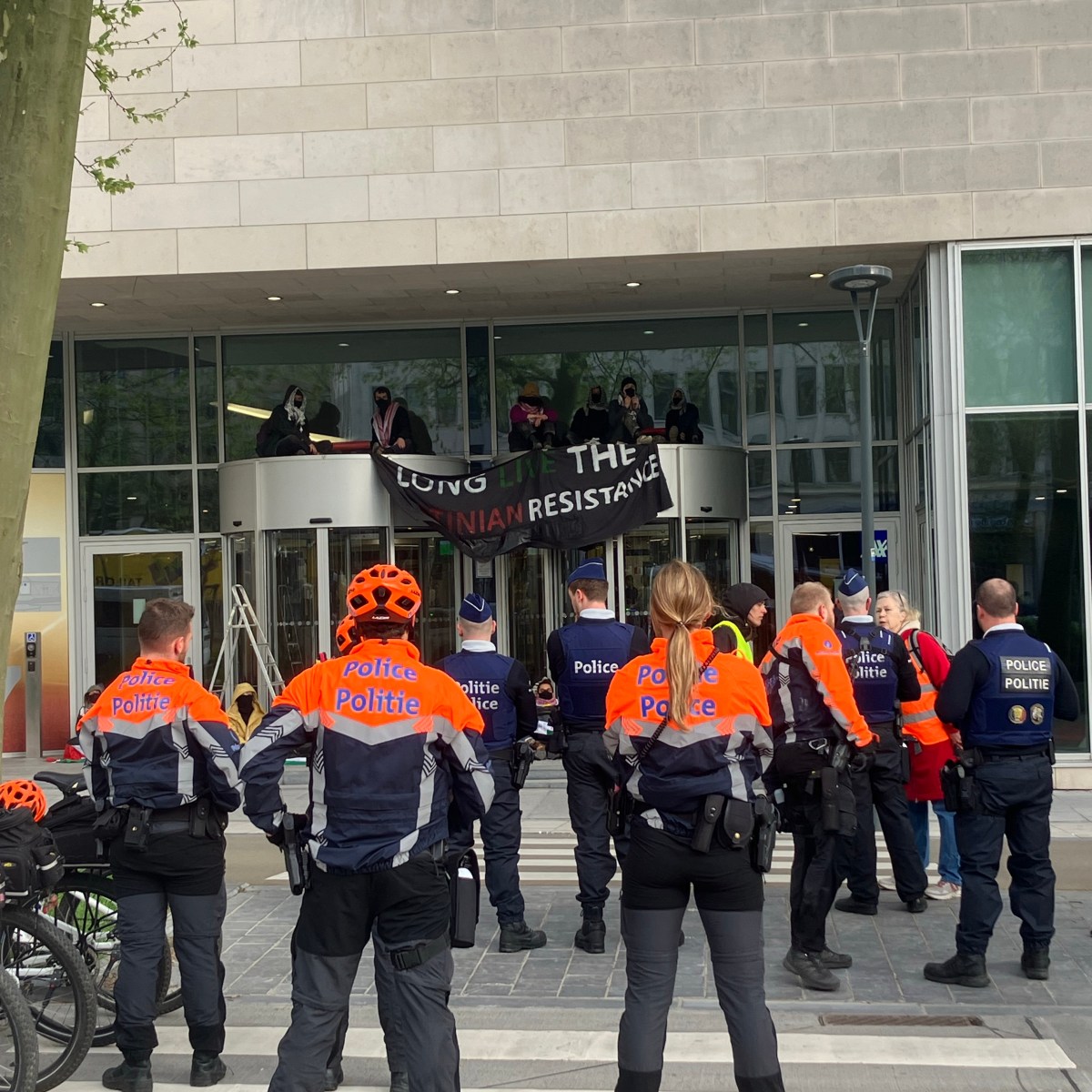 Palestine : blocage d’AXA à Bruxelles pour dénoncer la complicité de l’économie mondiale dans le génocide en&nbsp;cours