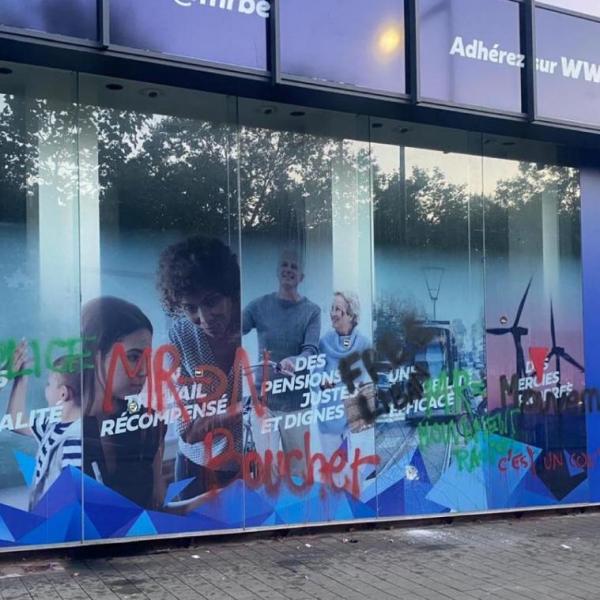 Action contre le bureau du MR à Louvain-la-Neuve, &laquo;&nbsp;Face au MR fasciste, la contre-attaque est nécessaire&nbsp;&raquo;