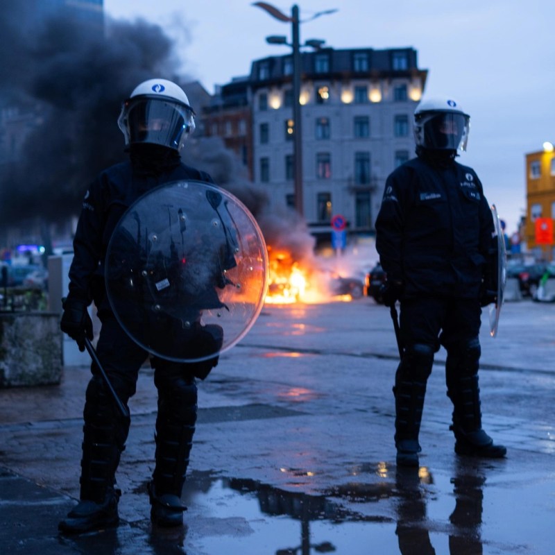 Violences policières : La justice blanchit 2 policiers qui ont brutalisé 3 personnes dans une&nbsp;voiture