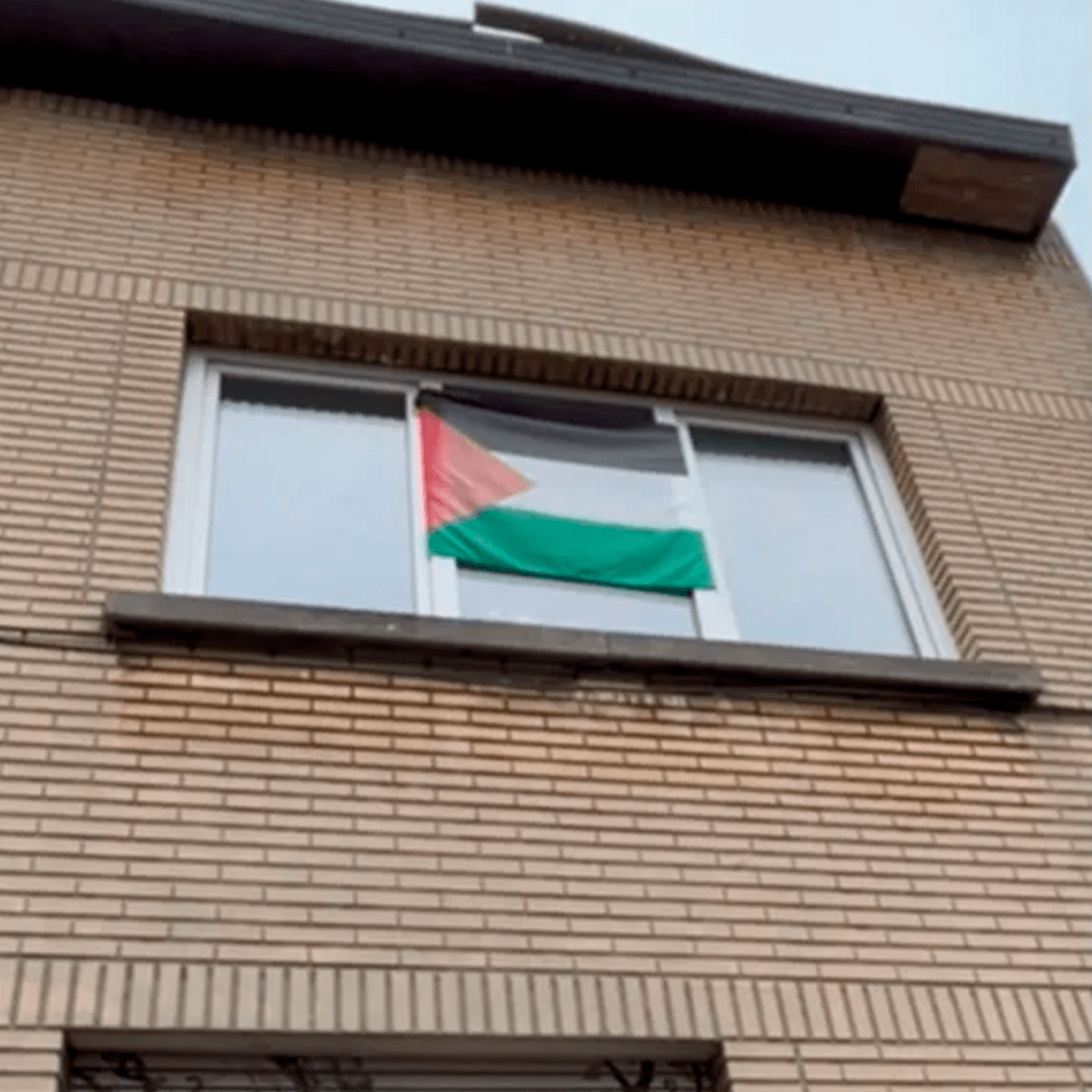 Bruxelles : des policiers demandent le retrait de drapeaux palestiniens aux fenêtres&nbsp;(vidéo)