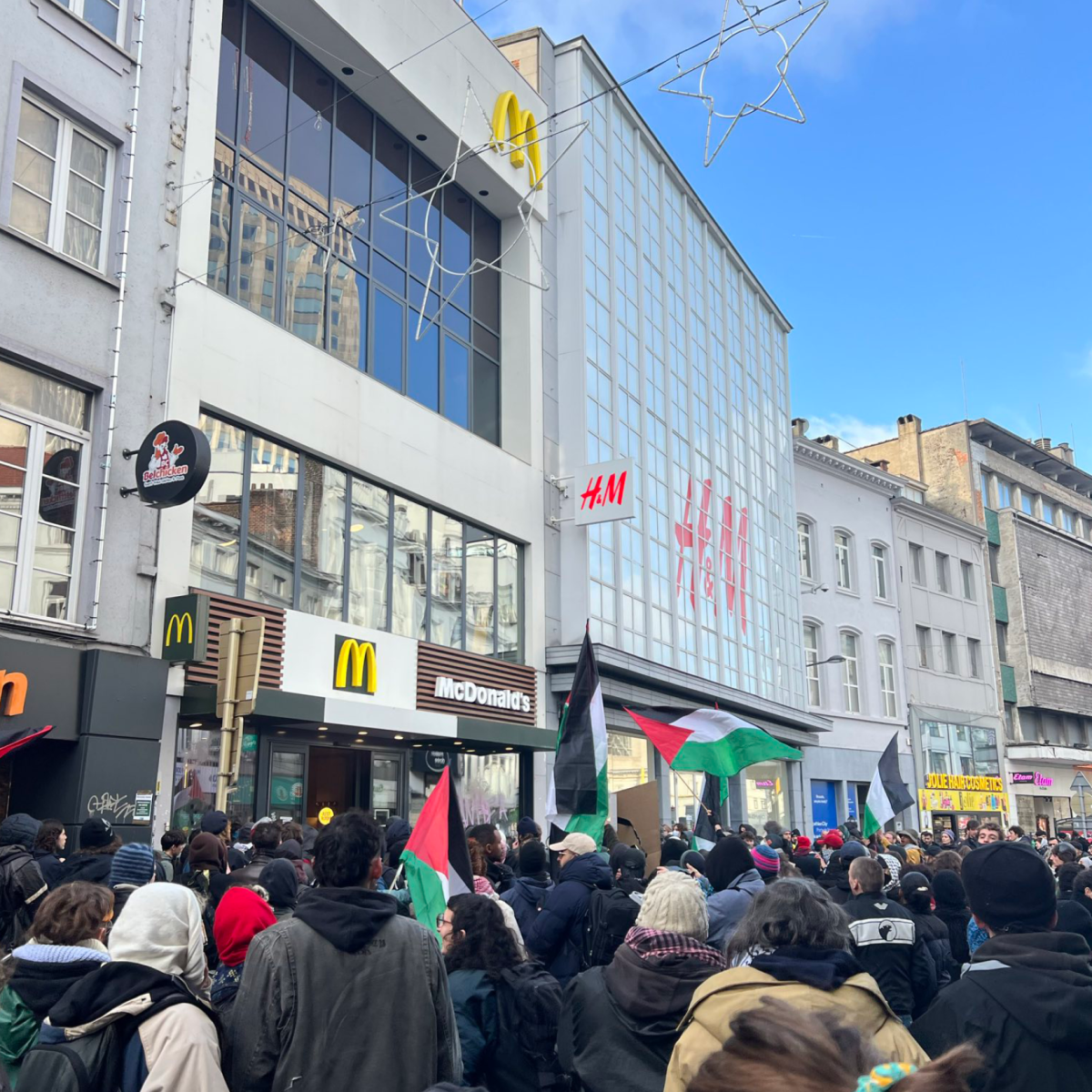 Grève contre l&rsquo;Arizona : les commerces de la porte de Namur bloqués par des&nbsp;manifestant·es